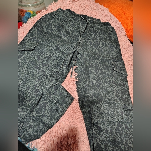 Reptile Snake Print Jogger Cargo Pants/ SZ M/ Almost Famous/ See Info/NWOT - Picture 1 of 16